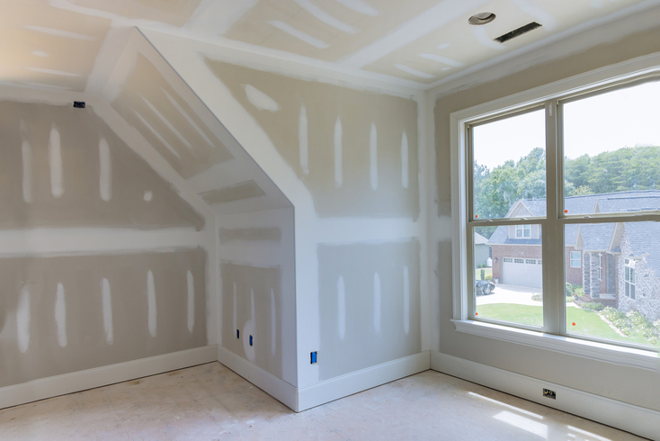 Laid plastering gypsum on the walls and ceiling to drywall seams of ready for paint